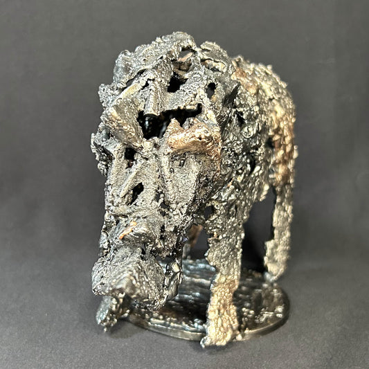 Sculpture contemporaine d'un rhinocéros en dentelle de métal acier et bronze par l'artiste sculpteur Philippe Buil vue de face