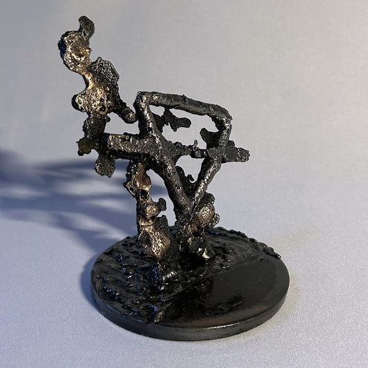 Sculpture représentant le symbole de la terre réalisée en dentelle de métal.
Le symbole de la Terre, représenté avec délicatesse et légèreté, nous rappelle la beauté et la fragilité de notre environnement.