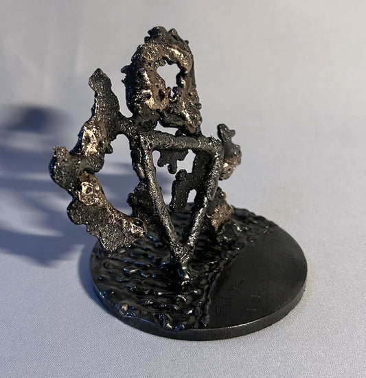 Sculpture de Philippe Buil qui représente le symbole de l'eau à travers la dentelle de métal (Acier et Bronze)