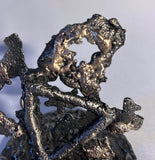Sculpture de Philippe Buil qui représente le symbole de l'eau à travers la dentelle de métal (Acier et Bronze)
