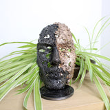 Cette sculpture représente un visage humain, créé avec une technique de dentelle de métal unique.