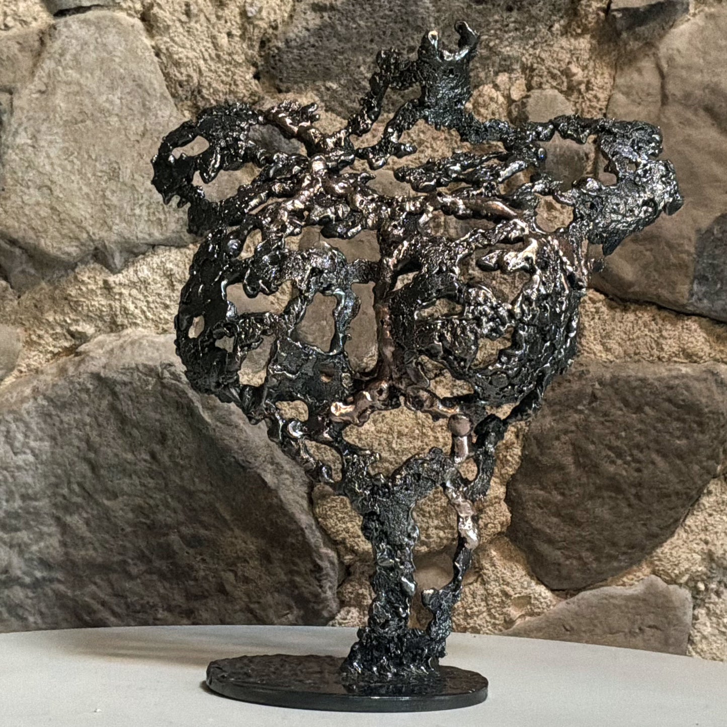 Sculpture corps petite taille en dentelle de métal dans un intérieur contemporain