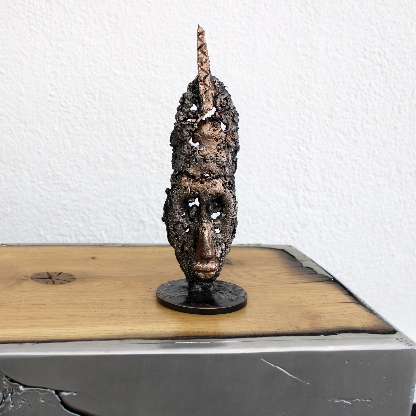 Masque africain métal dentelle corne sculpture contemporaine