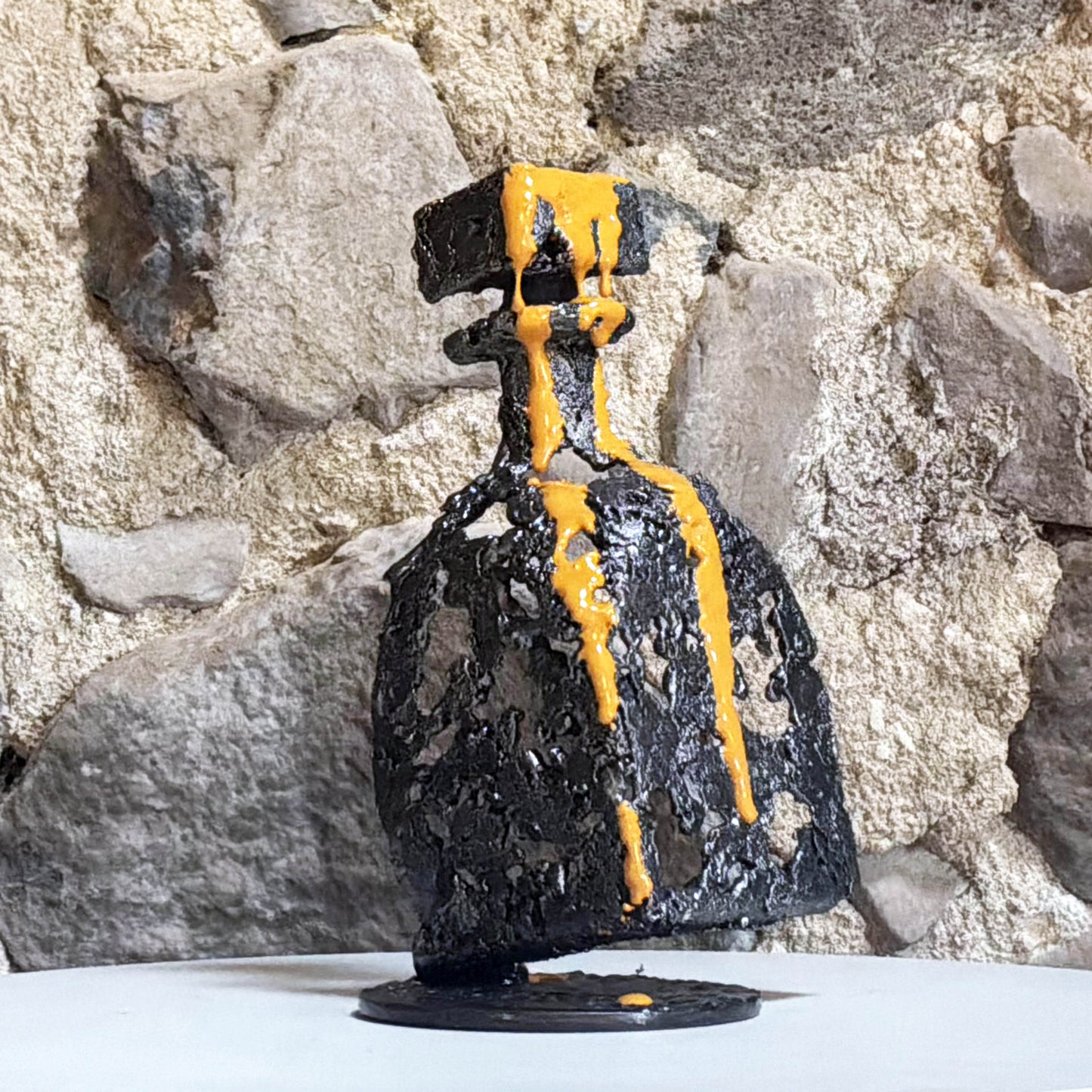 sculpture bouteille métal contemporaine résine jaune artistique