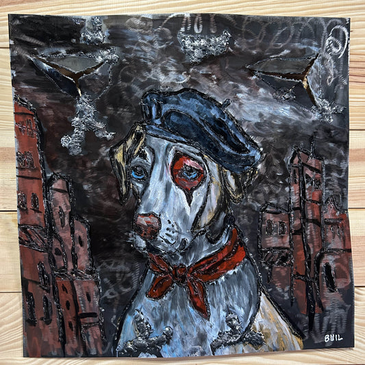 Sculpture murale en métal de Philippe Buil représentant un chien portant un béret et un foulard basque, avec pigments colorés et fond texturé sombre