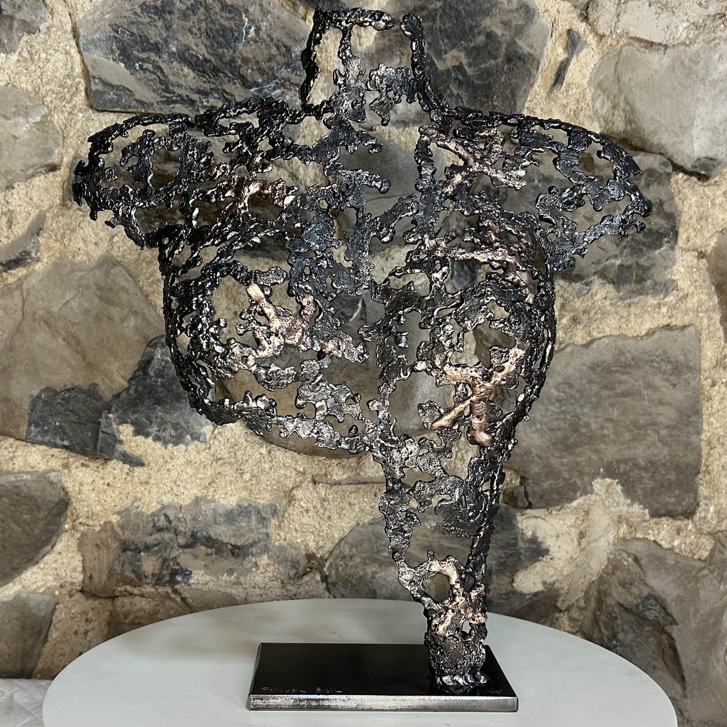 Sculpture contemporaine Belisama Le Souffle de Philippe Buil, buste de femme à taille réelle en dentelle de métal acier et bronze avec étoiles fondues, vue de face sur fond sombre.