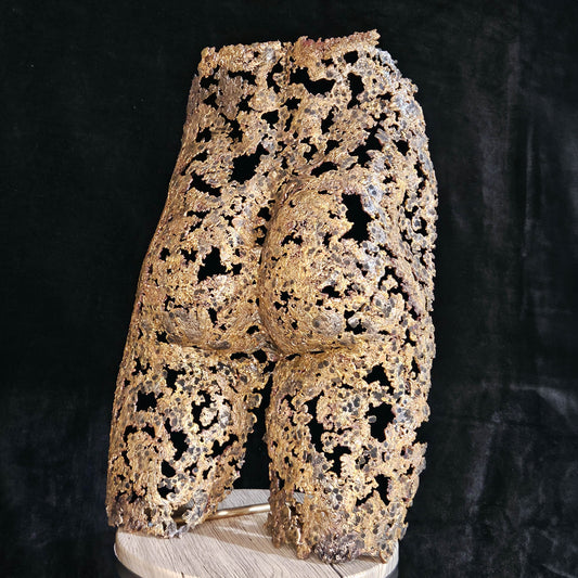 Kouros ô séant - Sculpture Fessier en dentelle de bronze