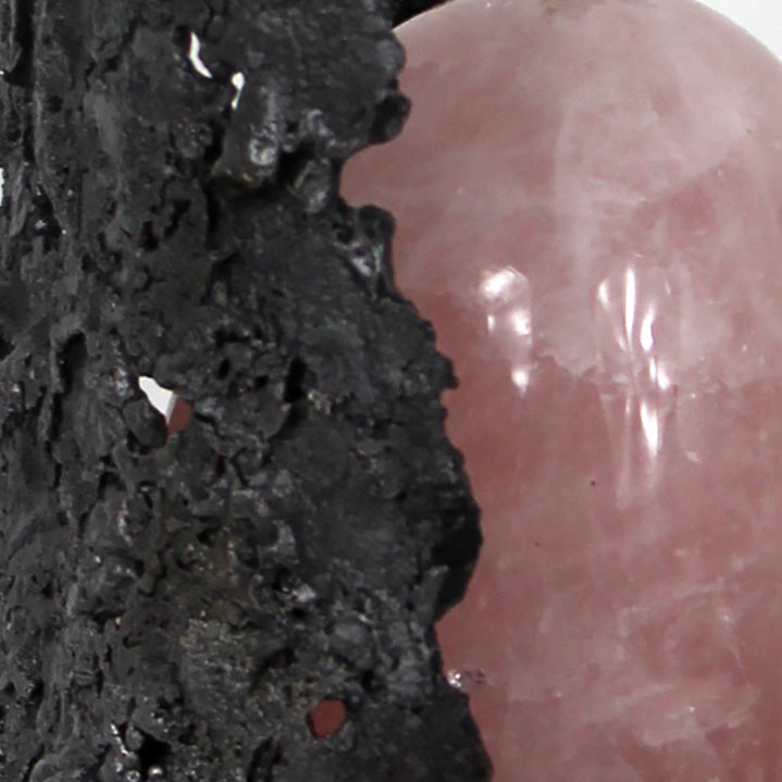 Détail quartz rose dans sculpture en dentelle d’acier