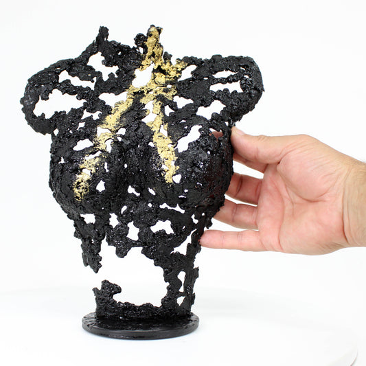 Pavarti Eclaircissement - Sculpture bustier femme dentelle métal acier noir et feuilles or 24 carats