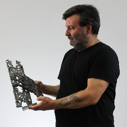 Urban art hand - Sculpture main sur poutre en dentelle d'acier - Buil