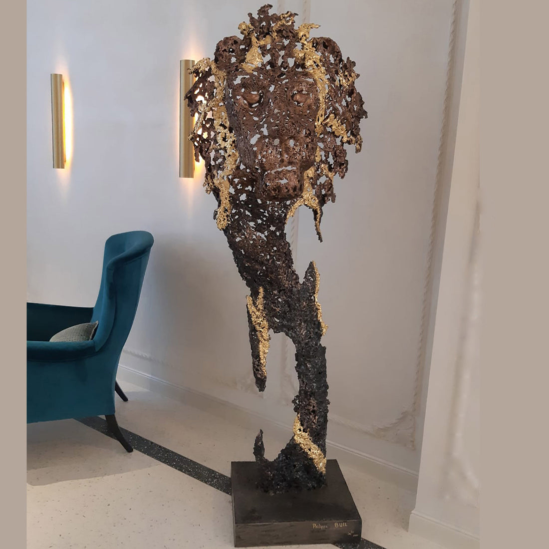 Sculpture de Philippe Buil représentant une tête de lion en dentelle de métal
