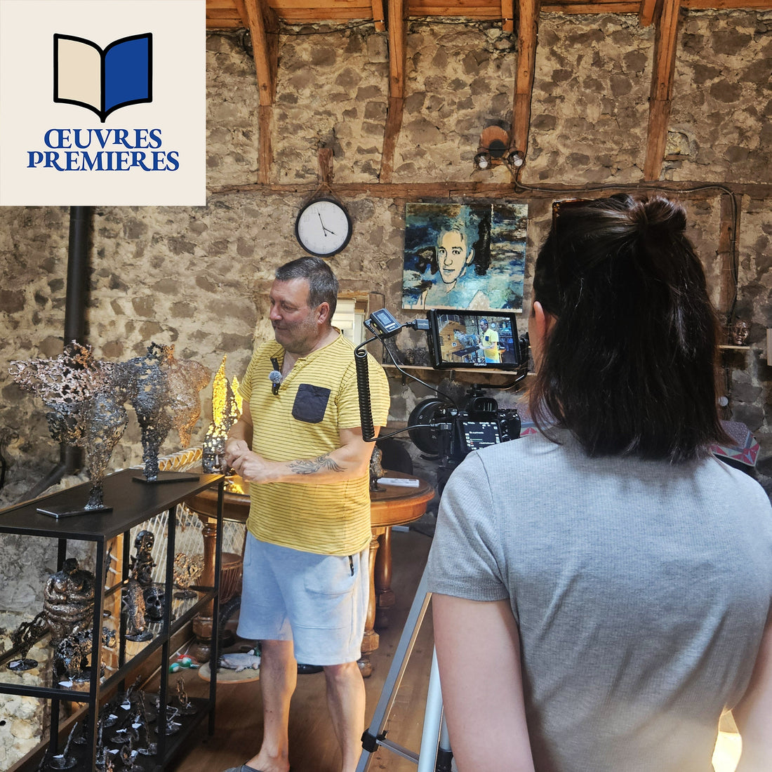 Philippe Buil dans sa maison-atelier lors du tournage du reportage d'Œuvres Premières.