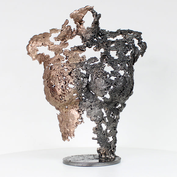 Sculptures en dentelle de métal représentant des corps de petites tailles