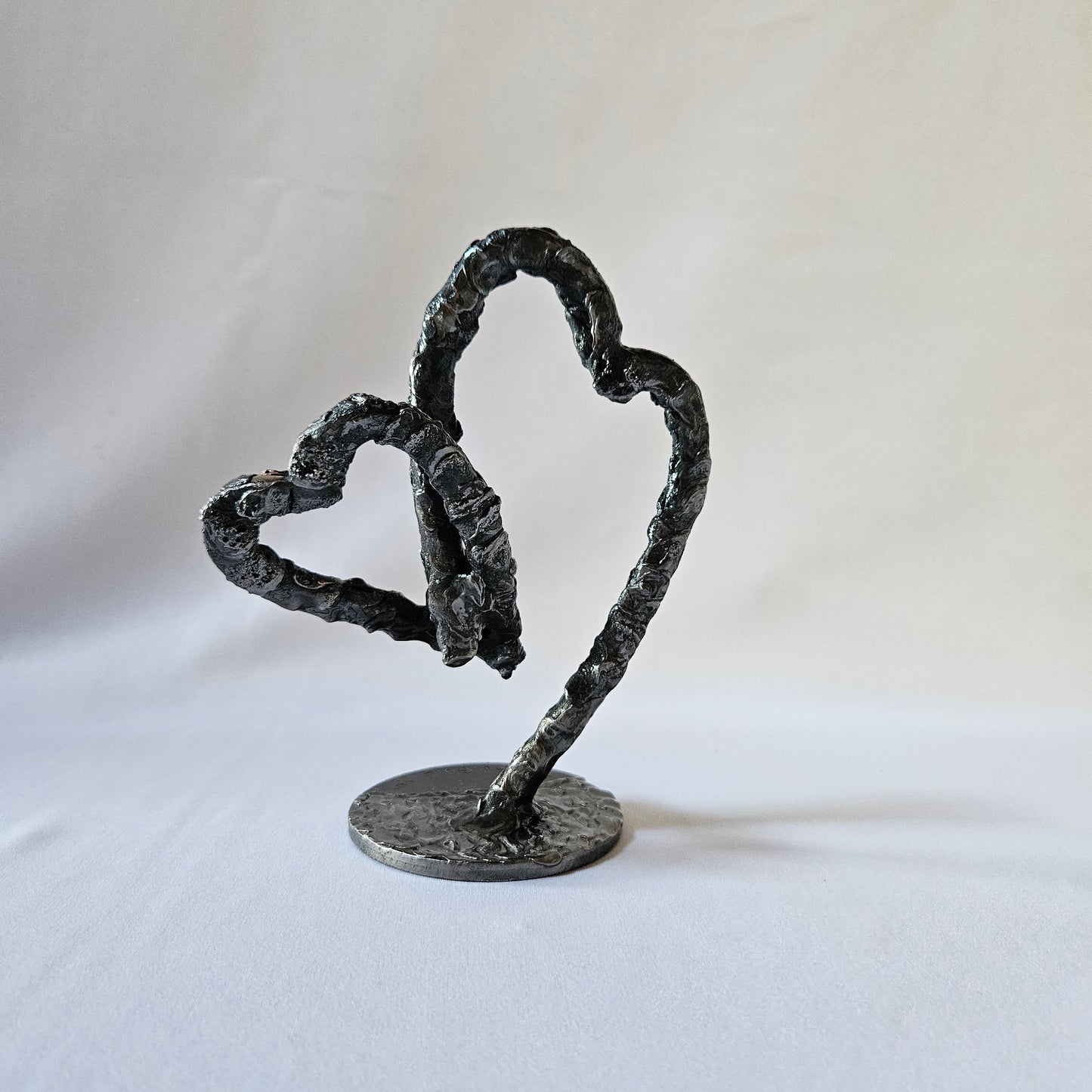 œuvre artistique cœurs entrelacés design moderne - vue de dos