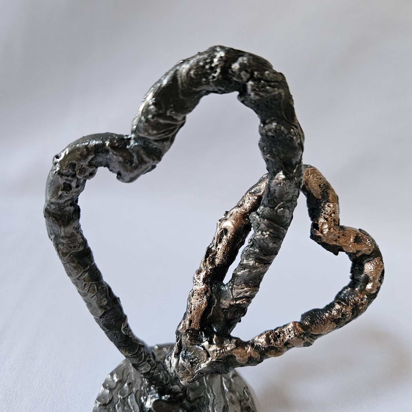 détail sculpture cœur acier bronze dentelle métal
