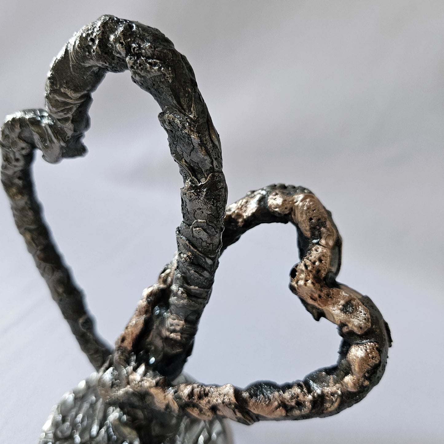 détail sculpture cœur acier bronze dentelle métal