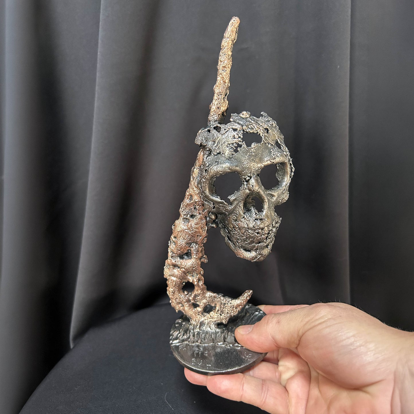 Hängendes Waschbecken – Totenkopf-Skulptur aus Metallspitze