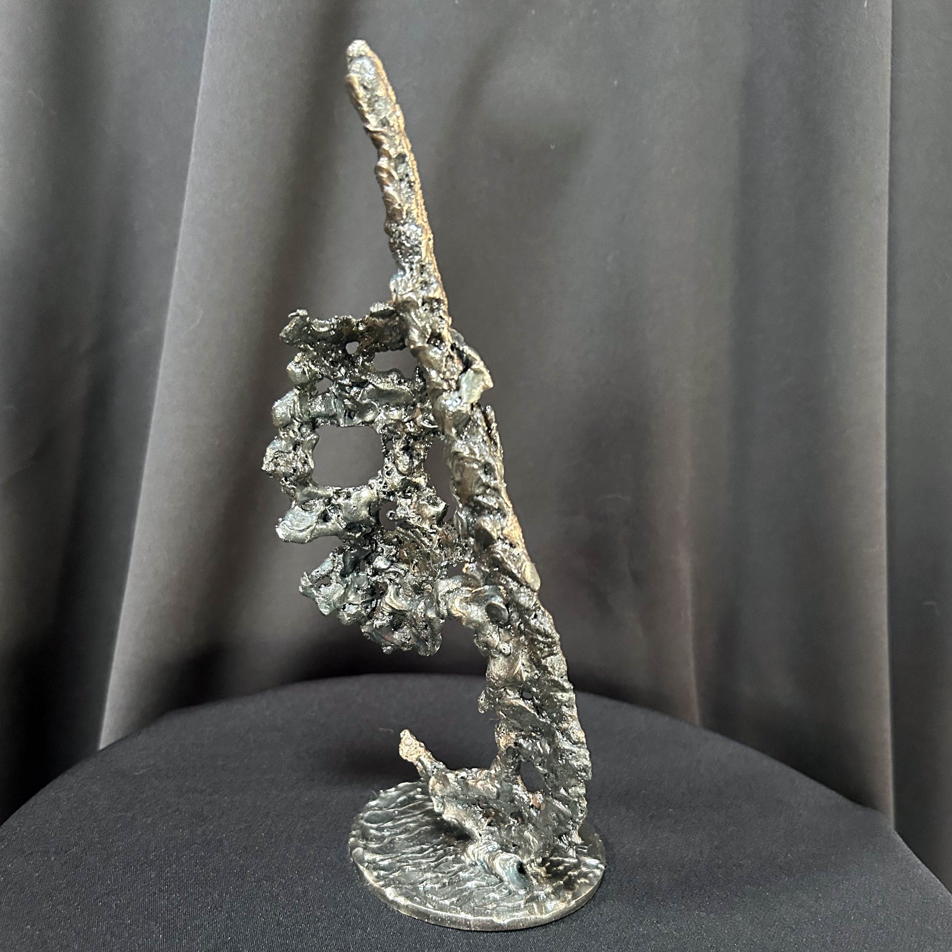 sculpture crâne artistique métal et bronze sur socle vue de dos