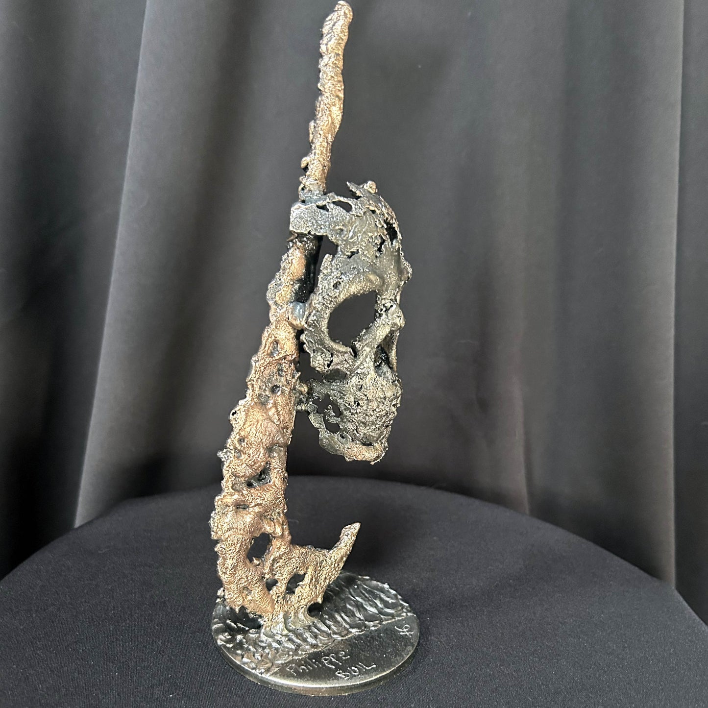 sculpture vanité contemporaine métal ajouré unique vue de profil
