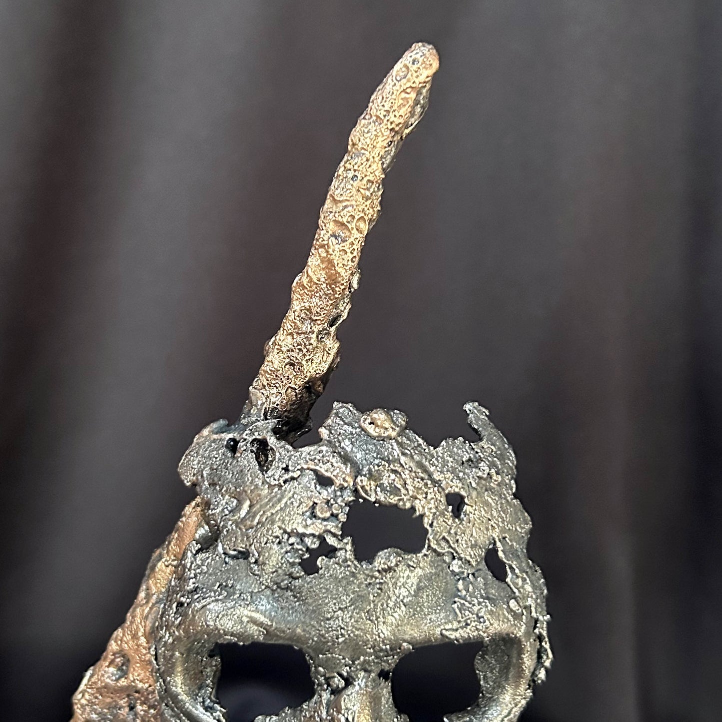 détail dentelle de métal sculpture crâne Philippe Buil