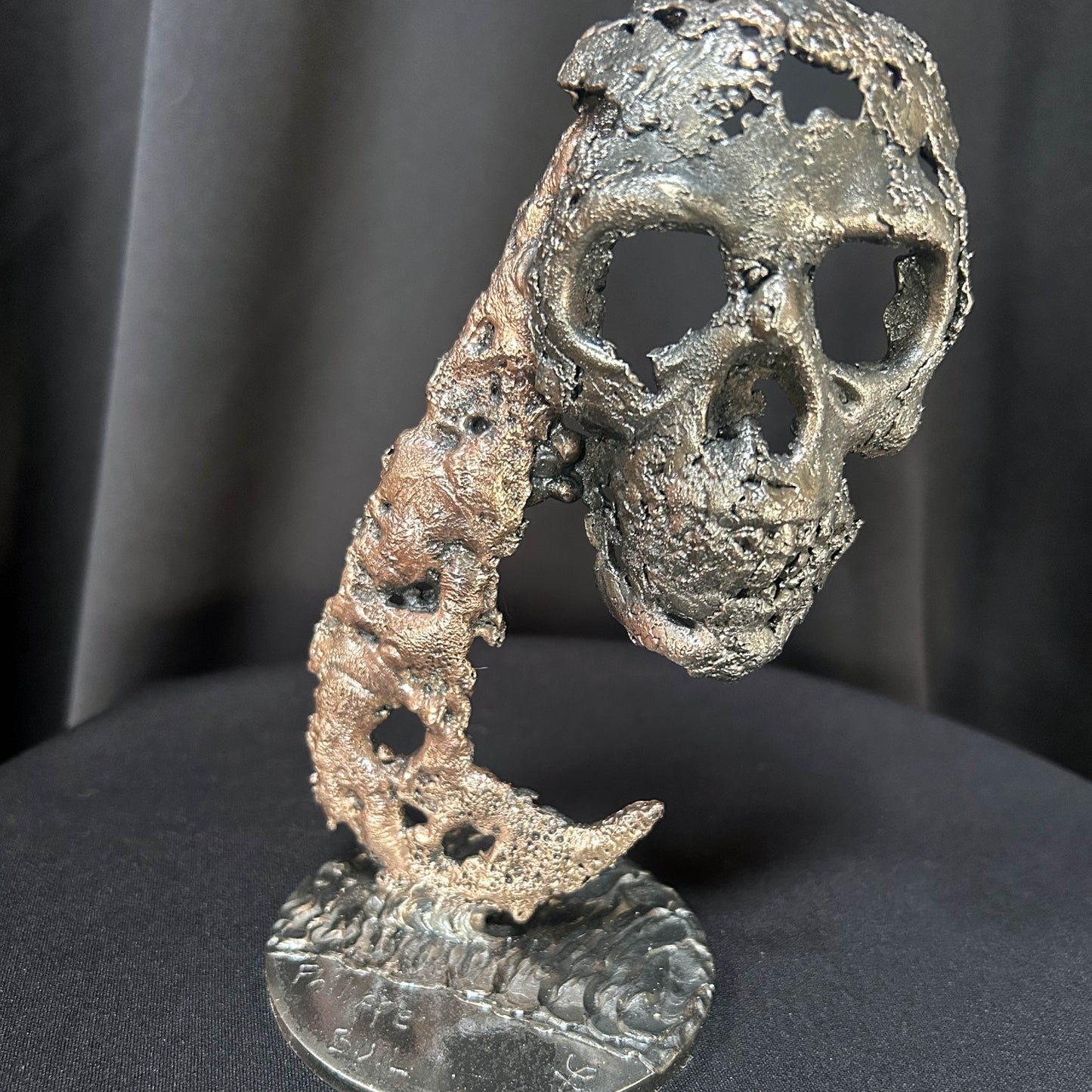 détail sculpture crâne dentelle métal Philippe Buil bronze acier