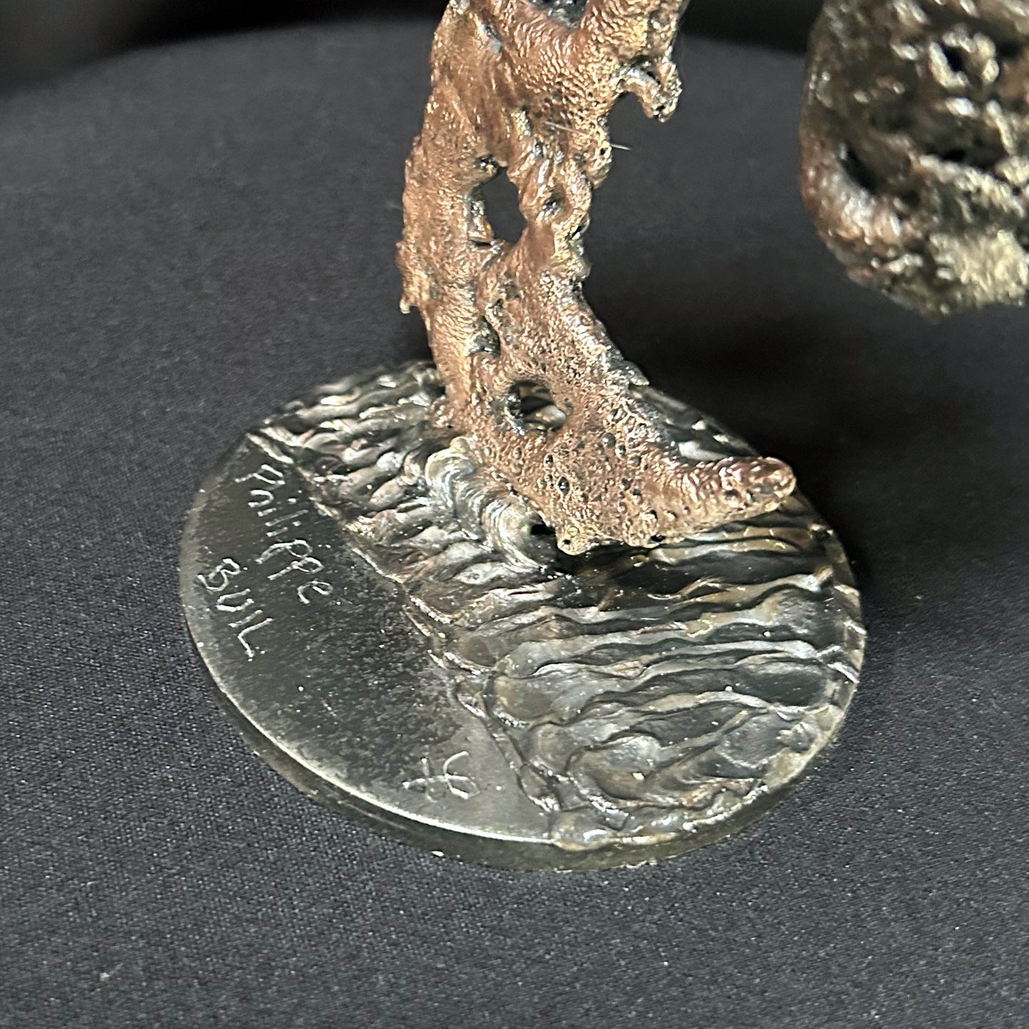 signature gravée sur socle de la sculpture tête de mort métal ajouré art contemporain