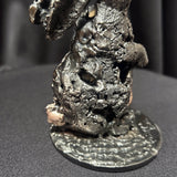 Détail de la texture et des perforations de la sculpture Lapin de brume