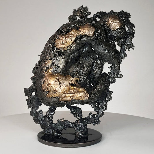 Cette sculpture unique de Philippe Buil représente un corps d’homme en méditation, réalisé en dentelle de métal mêlant acier et bronze. 