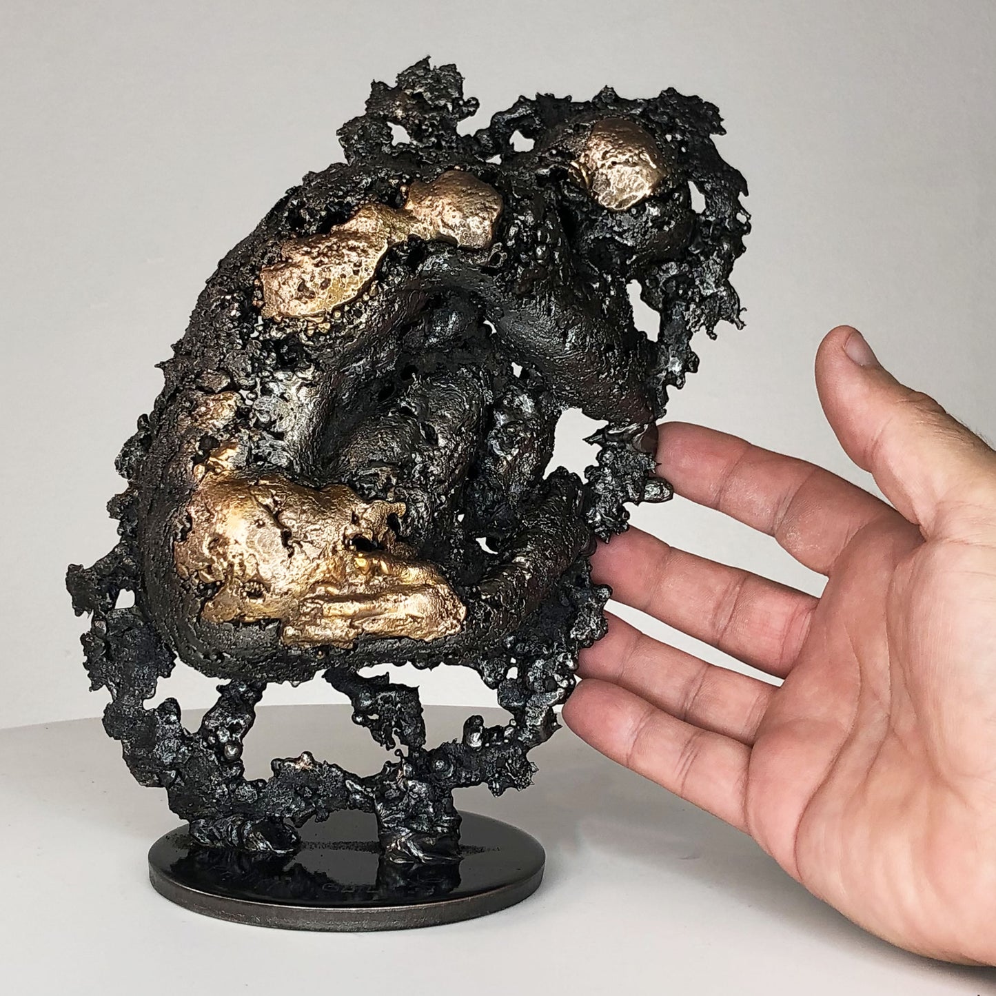 Cette sculpture unique de Philippe Buil représente un corps d’homme en méditation, réalisé en dentelle de métal mêlant acier et bronze. 