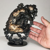 Cette sculpture unique de Philippe Buil représente un corps d’homme en méditation, réalisé en dentelle de métal mêlant acier et bronze. 