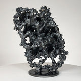 Cette sculpture unique de Philippe Buil représente un corps d’homme en méditation, réalisé en dentelle de métal mêlant acier et bronze. 
