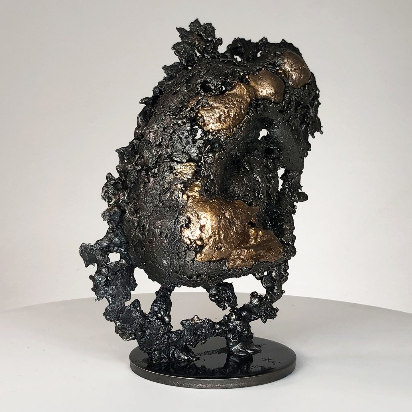 Cette sculpture unique de Philippe Buil représente un corps d’homme en méditation, réalisé en dentelle de métal mêlant acier et bronze. 