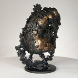 Cette sculpture unique de Philippe Buil représente un corps d’homme en méditation, réalisé en dentelle de métal mêlant acier et bronze. 