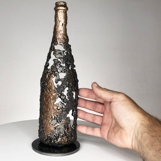 Cette sculpture de bouteille de champagne en dentelle de métal de Philippe Buil est une incarnation de l'esprit festif, du luxe et de l'élégance intemporelle.