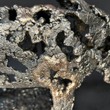 Sculpture contemporaine d'un rhinocéros en dentelle de métal acier et bronze par l'artiste sculpteur Philippe Buil détail matière