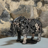 Sculpture contemporaine d'un rhinocéros en dentelle de métal acier et bronze par l'artiste sculpteur Philippe Buil mis en situation