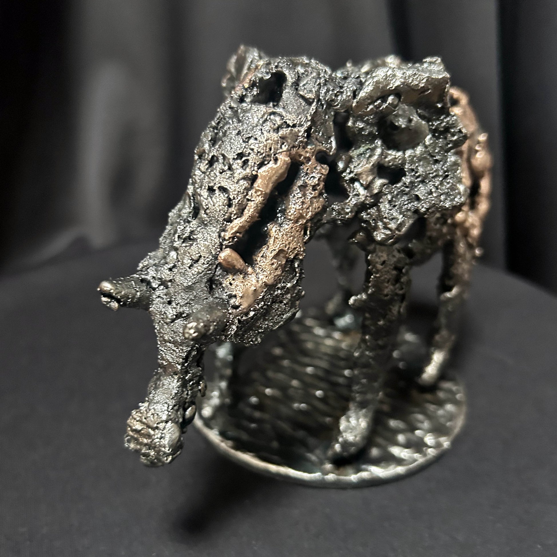 Détail de la dentelle de métal en acier et bronze – œuvre Philippe Buil