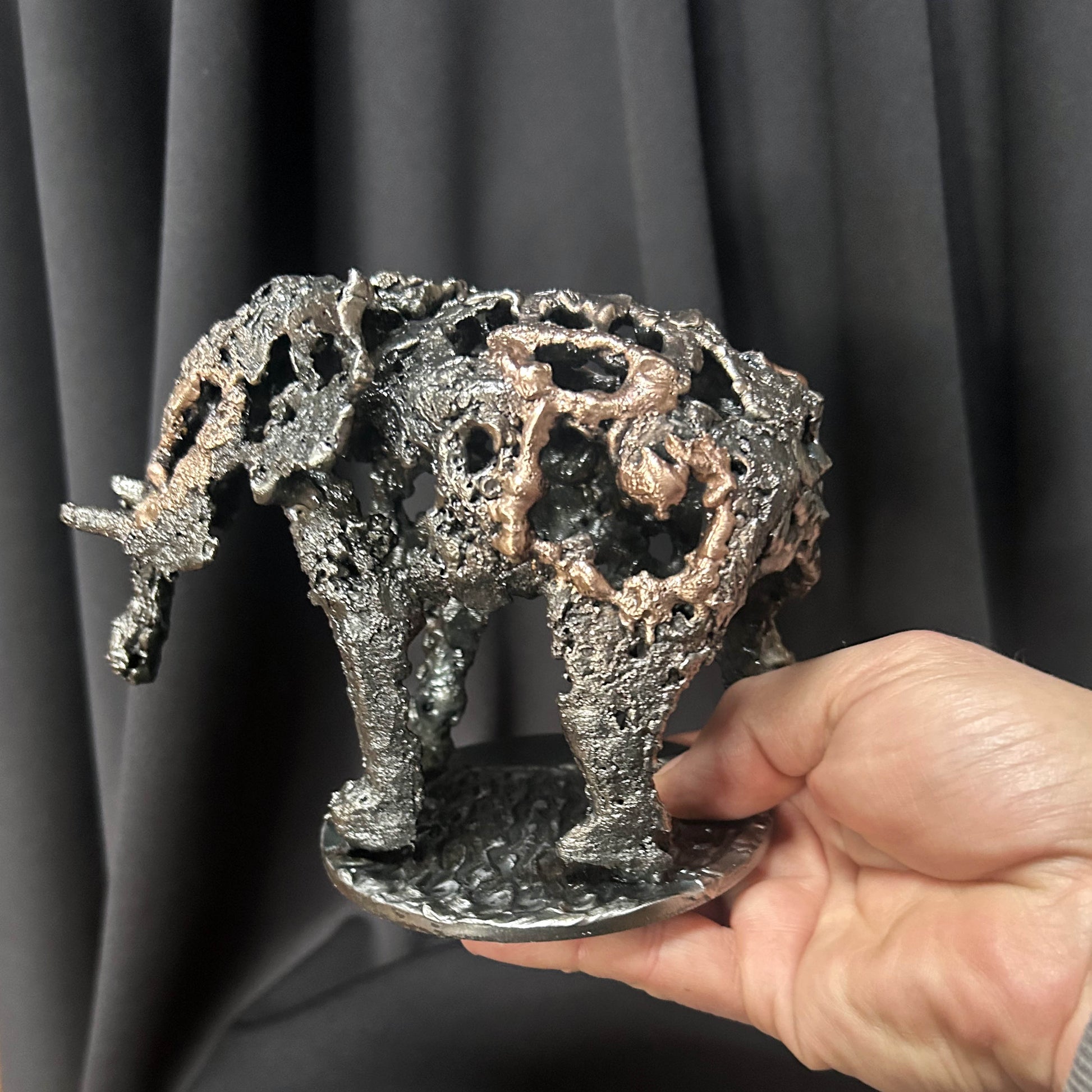 Éléphant des songes – sculpture contemporaine ajourée en métal mise en situation