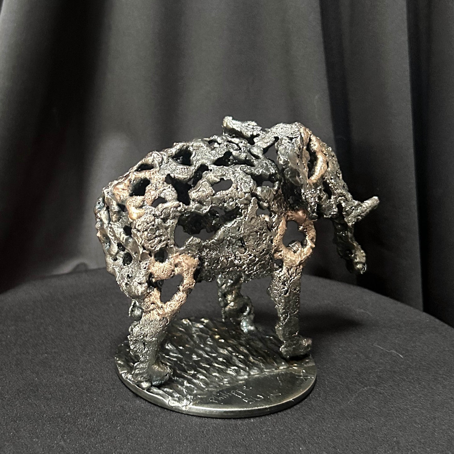 Sculpture en dentelle de métal représentant un éléphant, mélange d'acier gris et de bronze doré, réalisée par l'artiste Philippe Buil.