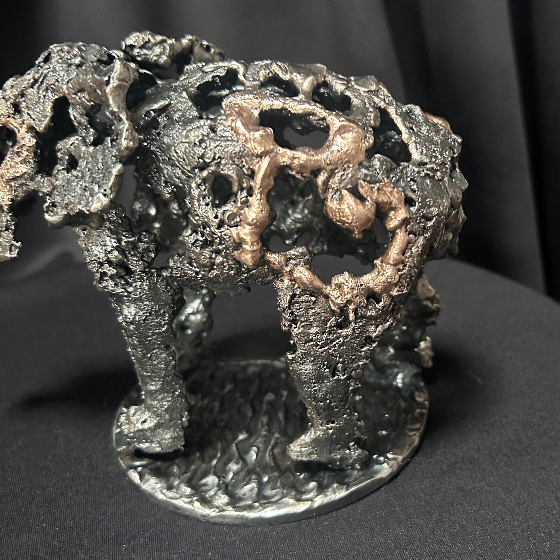 Détail de la dentelle de métal en acier et bronze – œuvre Philippe Buil