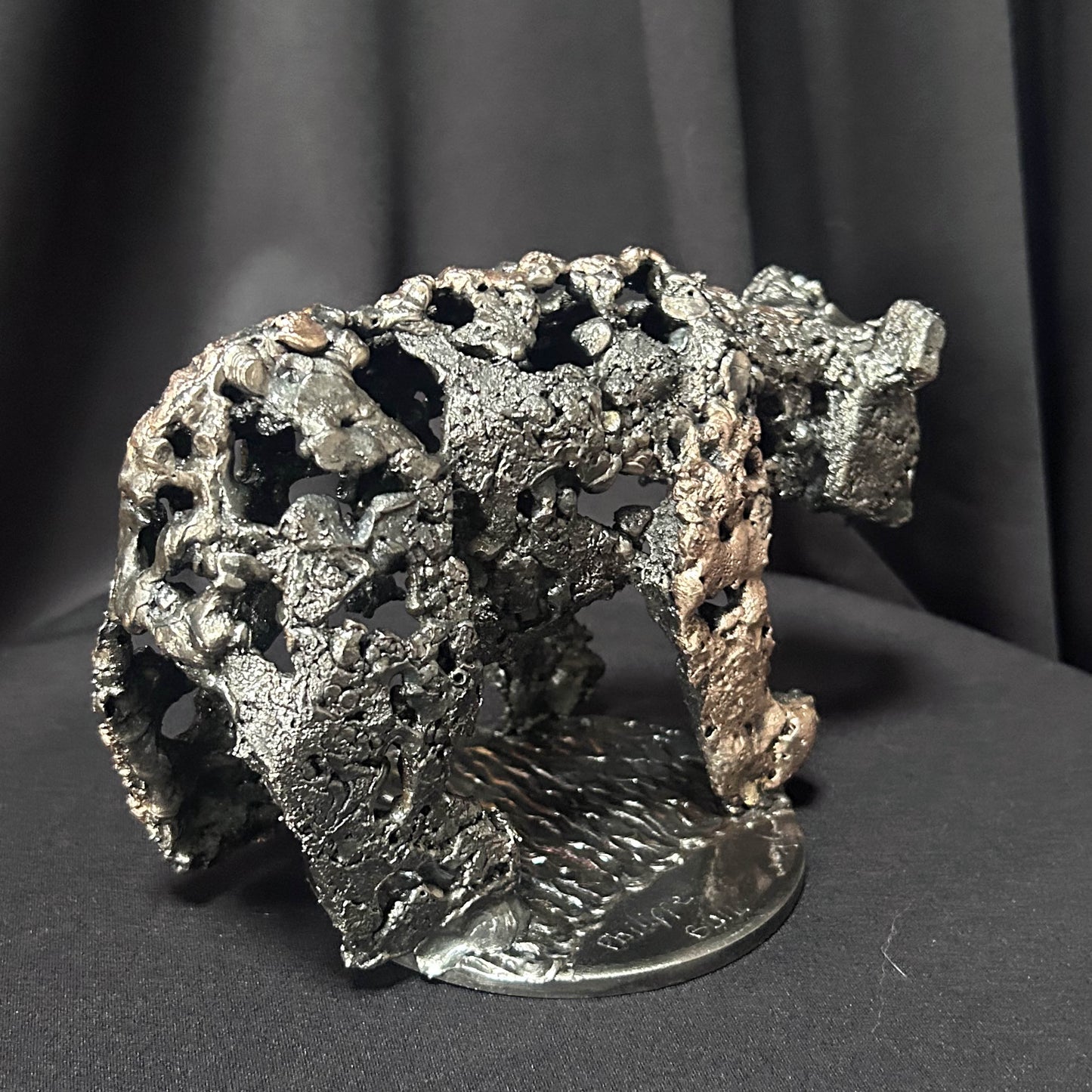 Ours en métal ajouré vue de profil – œuvre unique