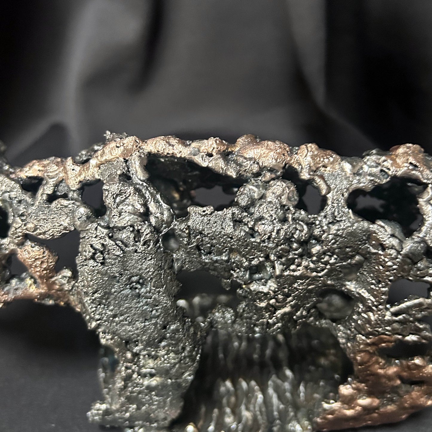 Sculpture ours dentelle métallique acier bronze art contemporain détail texture