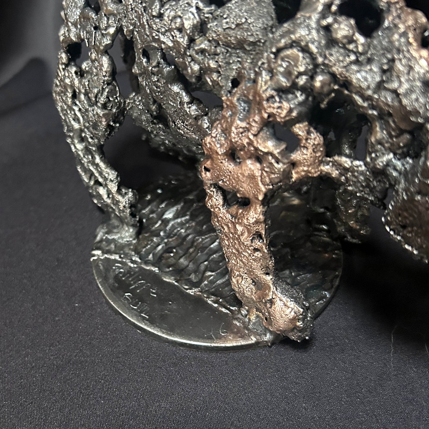 Sculpture métal ajourée ours bronze acier détail signature socle