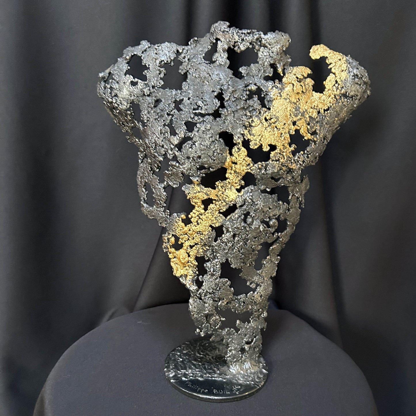 Sculpture torse masculin en dentelle d’acier et feuille d’or – Pavarti Vouloir