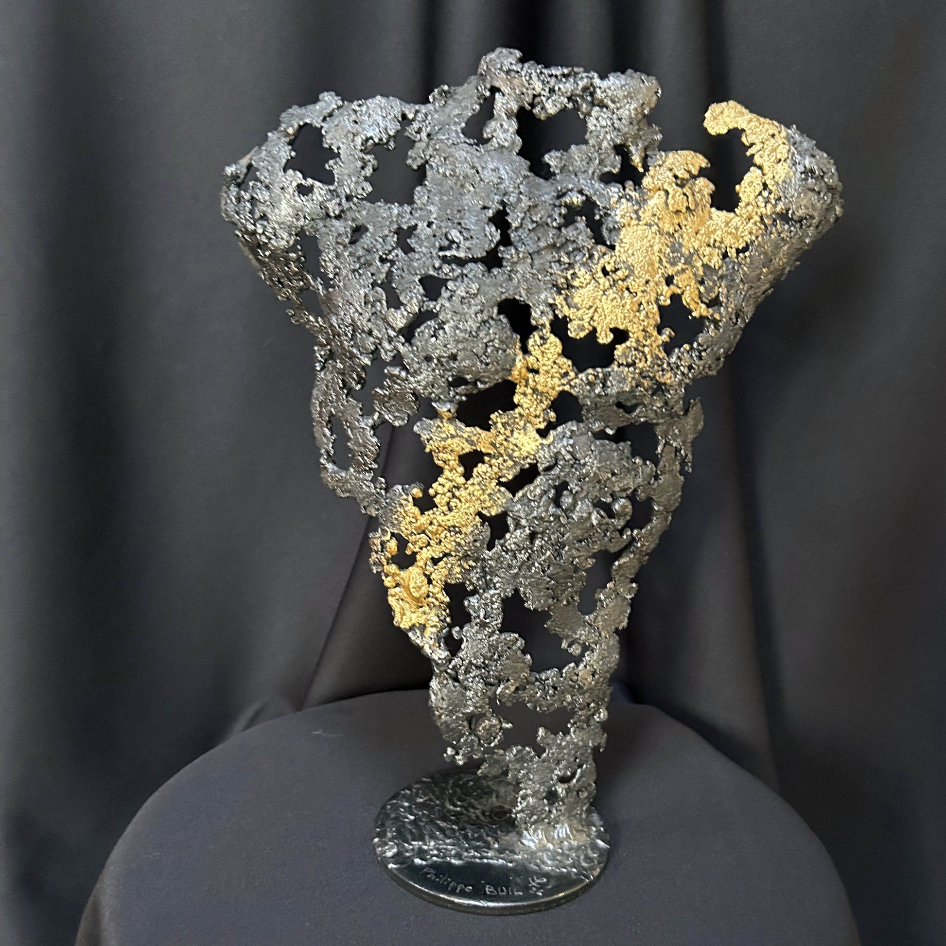 Sculpture torse masculin en dentelle d’acier et feuille d’or – Pavarti Vouloir