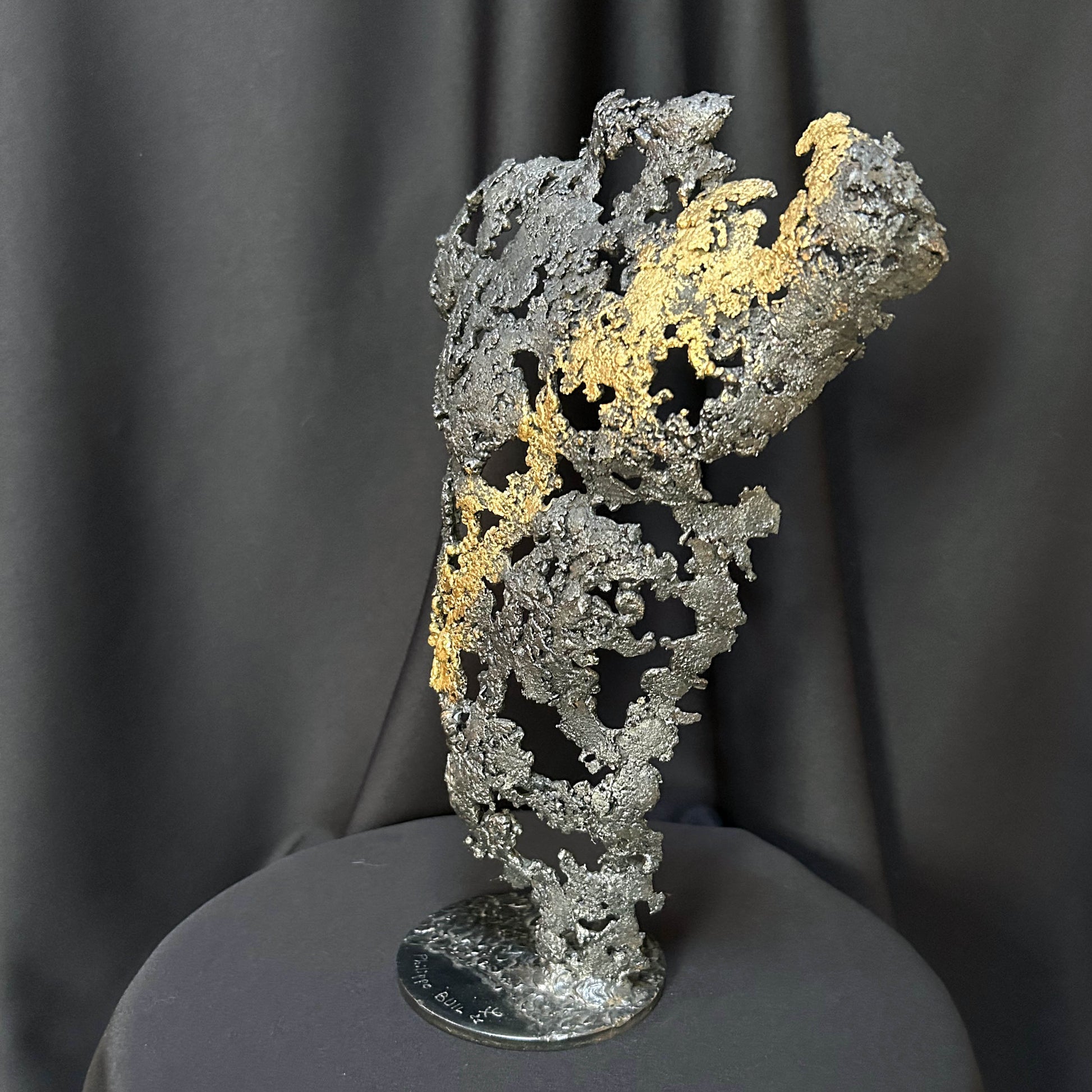 Sculpture acier ajouré et or 24 carats – œuvre de collection