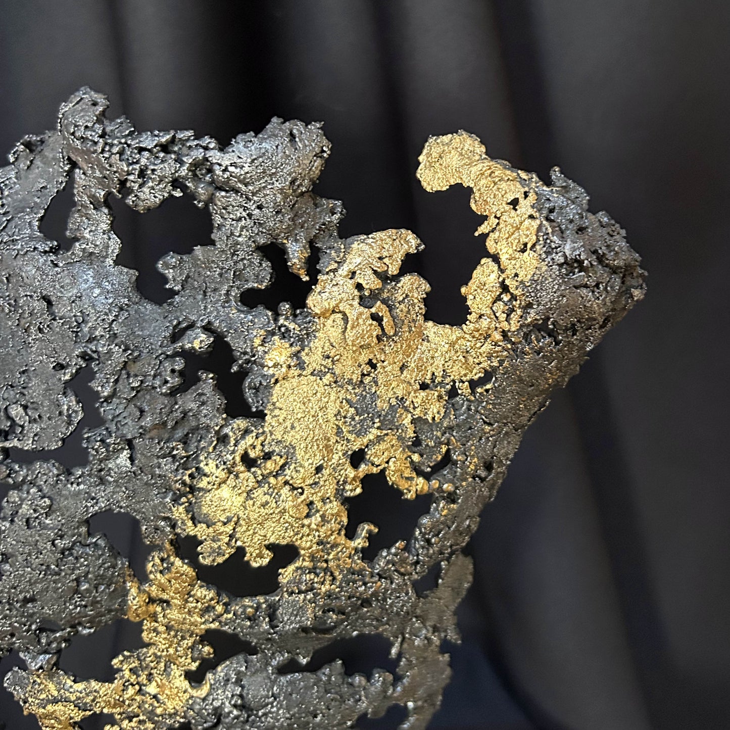 Sculpture contemporaine corps masculin acier et or – détail matière