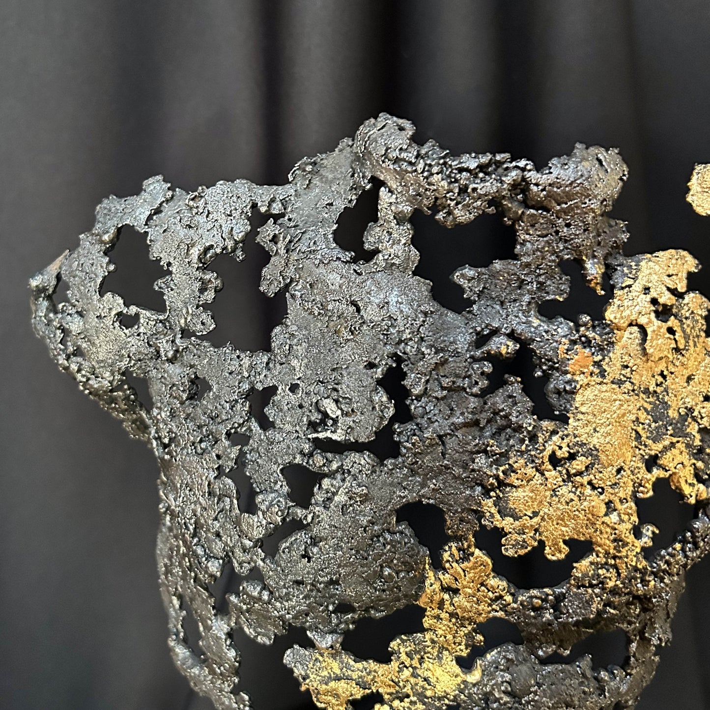 Sculpture contemporaine corps masculin acier et or – détail matière