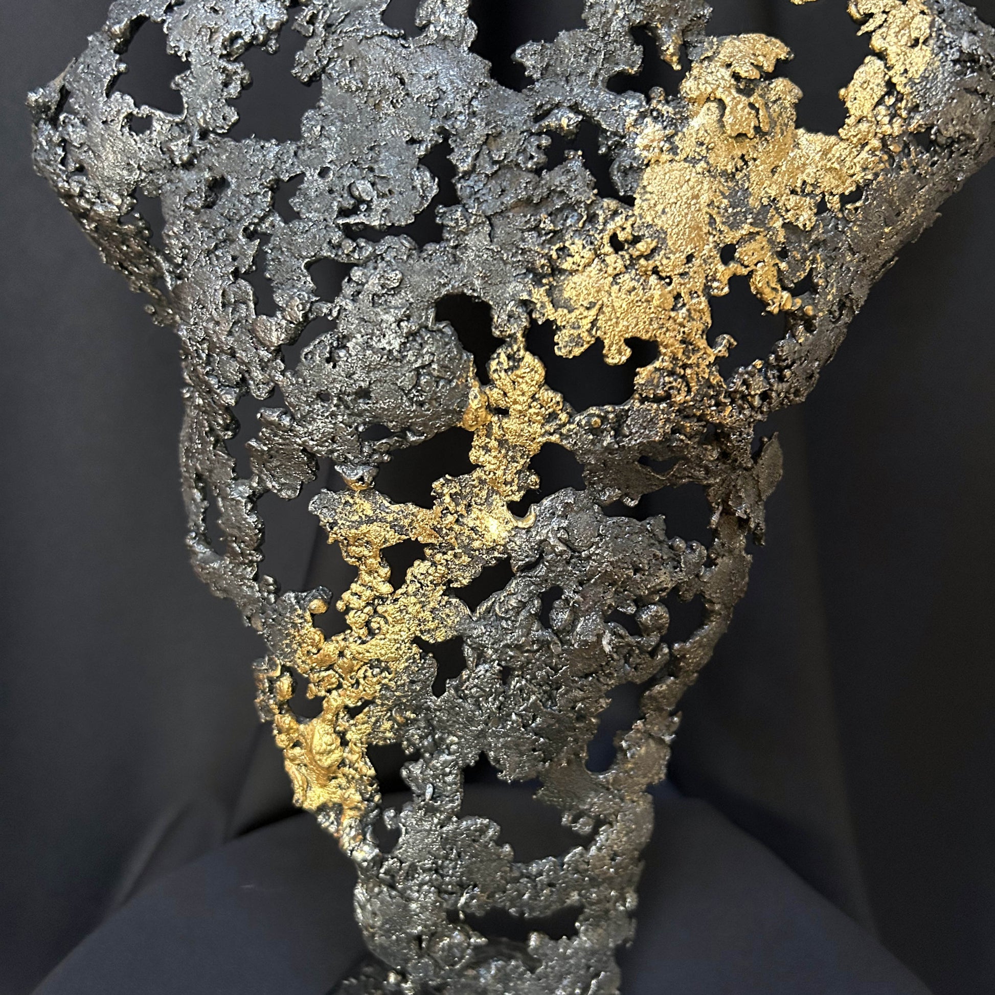 Sculpture contemporaine corps masculin acier et or – détail matière