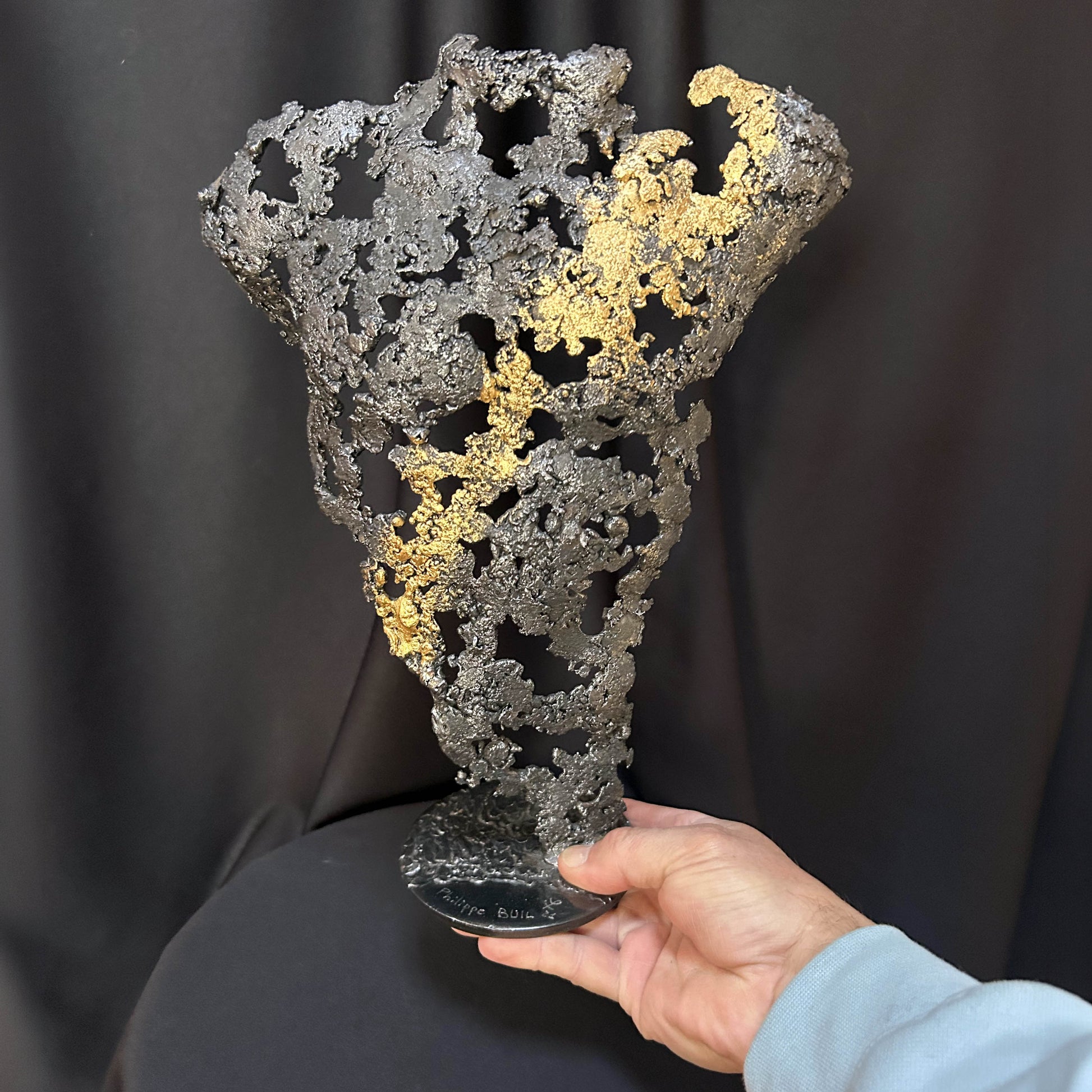 Sculpture torse masculin en dentelle d’acier et feuille d’or – Pavarti Vouloir